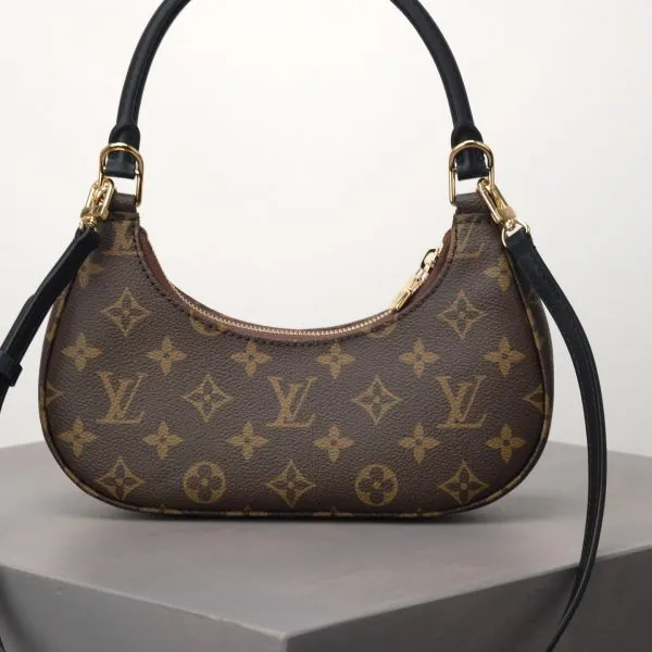 Croissant Bag With Chain